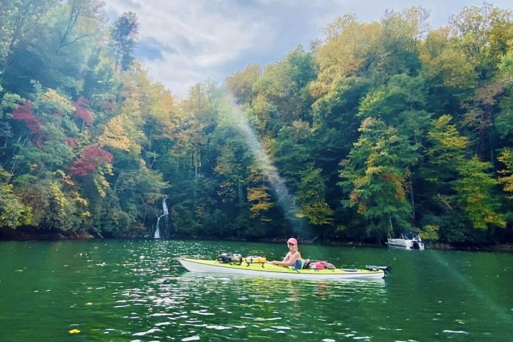 a small boat in a body of water