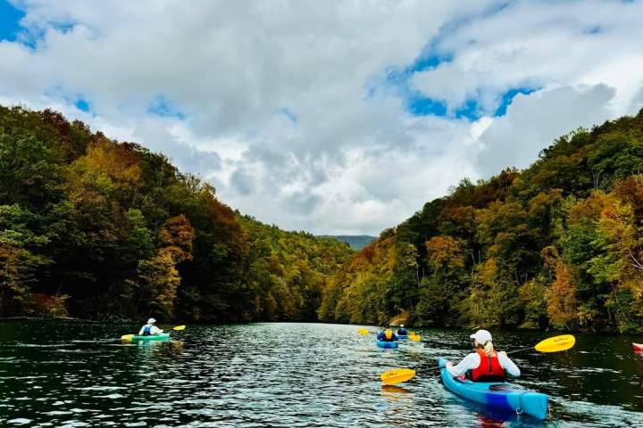 a small boat in a body of water