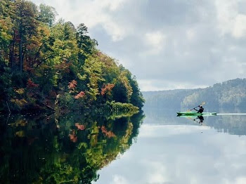 a small boat in a body of water